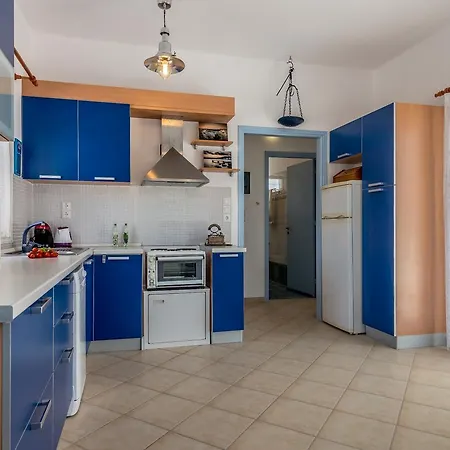 Erato's Adamantas (Milos)