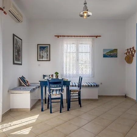 Erato's * Adamantas (Milos)